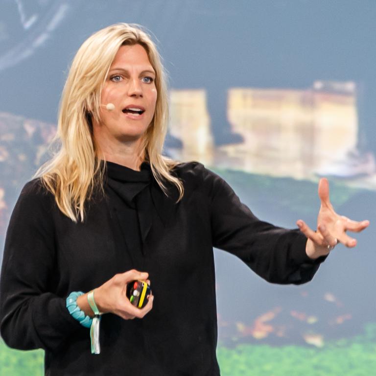 Die Transformationsforscherin Maja Göpel bei einer Rede. Sie hat blonde Haare und spricht zu einem Publikum.