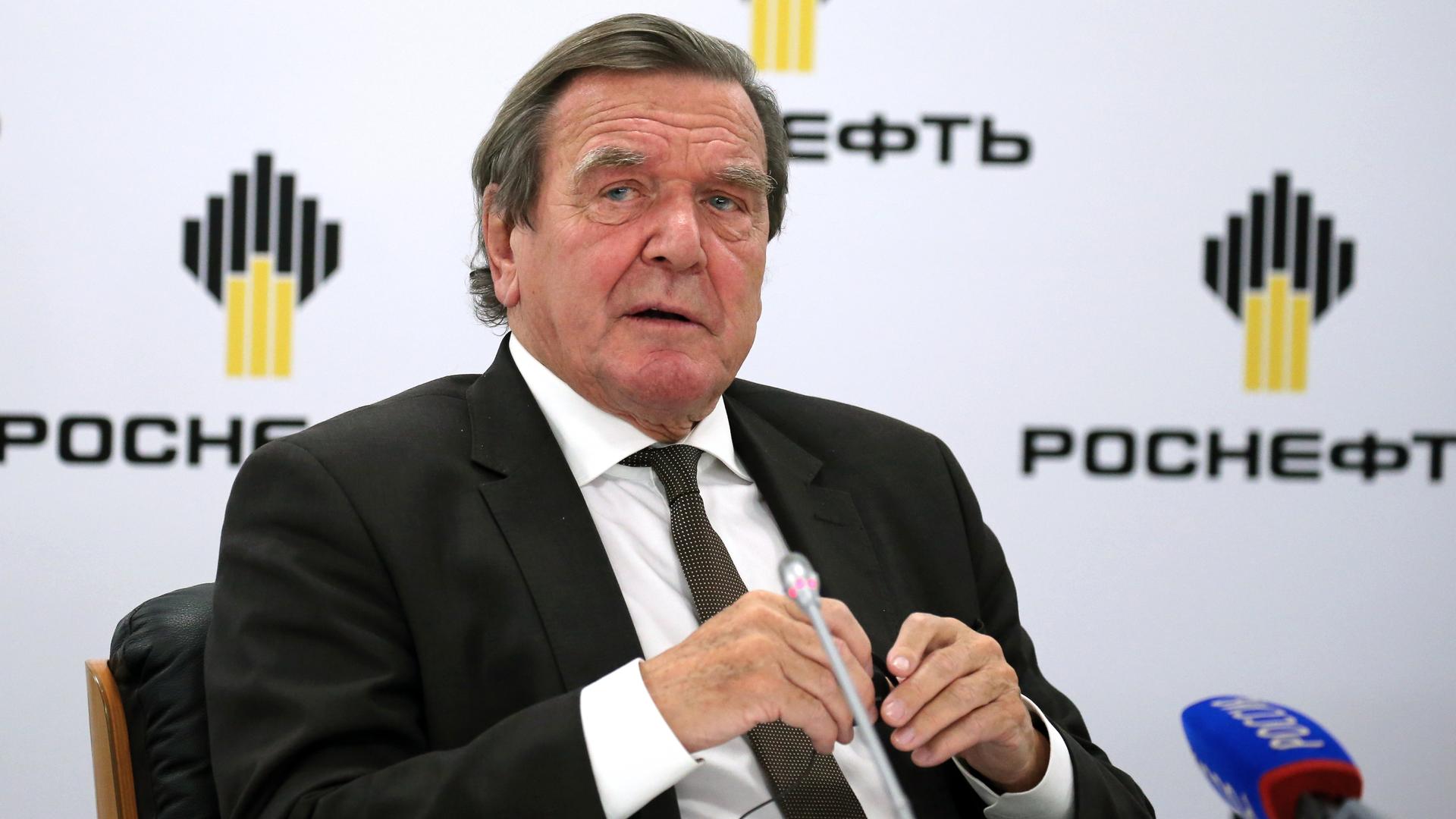 Der frühere Bundeskanzler Gerhard Schröder vor dem Logo des russischen Erdölkonzerns Rosneft, in dessen Aufsichtsrat er sitzt.