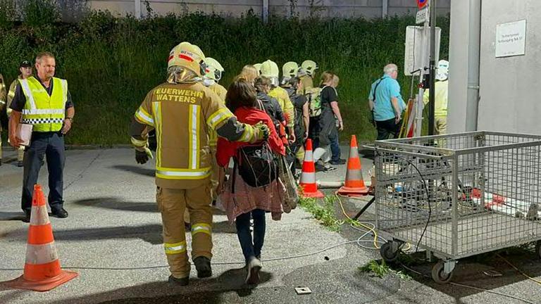Rund 30 Leichtverletzte - Brand in Eisenbahntunnel in Österreich