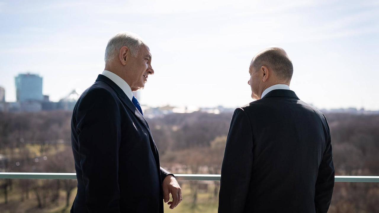 Zwei Männer stehen auf einem Balkon des Kanzleramtes in Berlin und sprechen miteinander. 