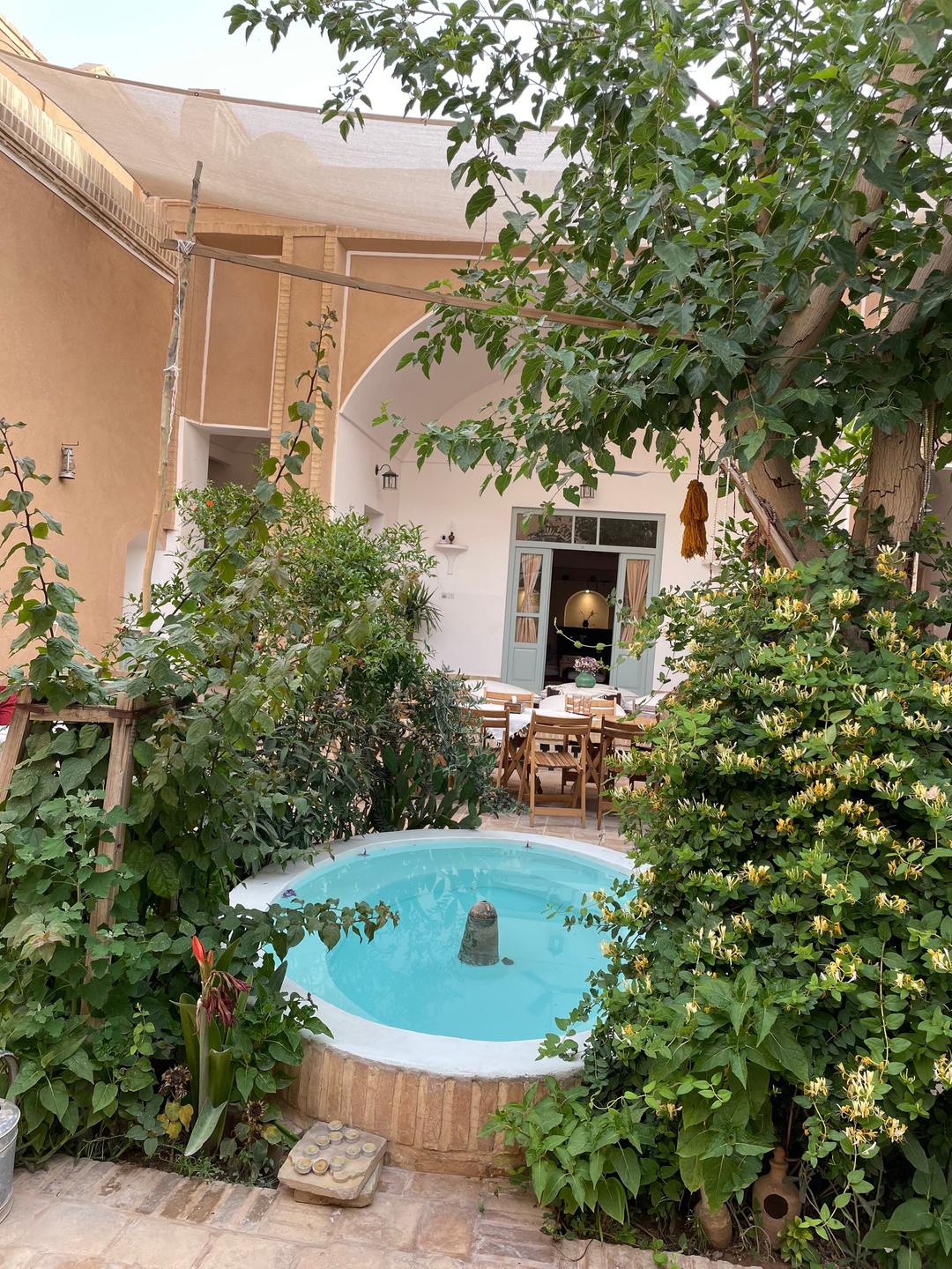 Ein typisch persicher Innenhof mit Wasserbecken, im Hintergrund der Eingang zu einem Zimmer. Ein typisch persicher Innenhof mit Wasserbecken, im Hintergrund der Eingang zu einem Zimmer.