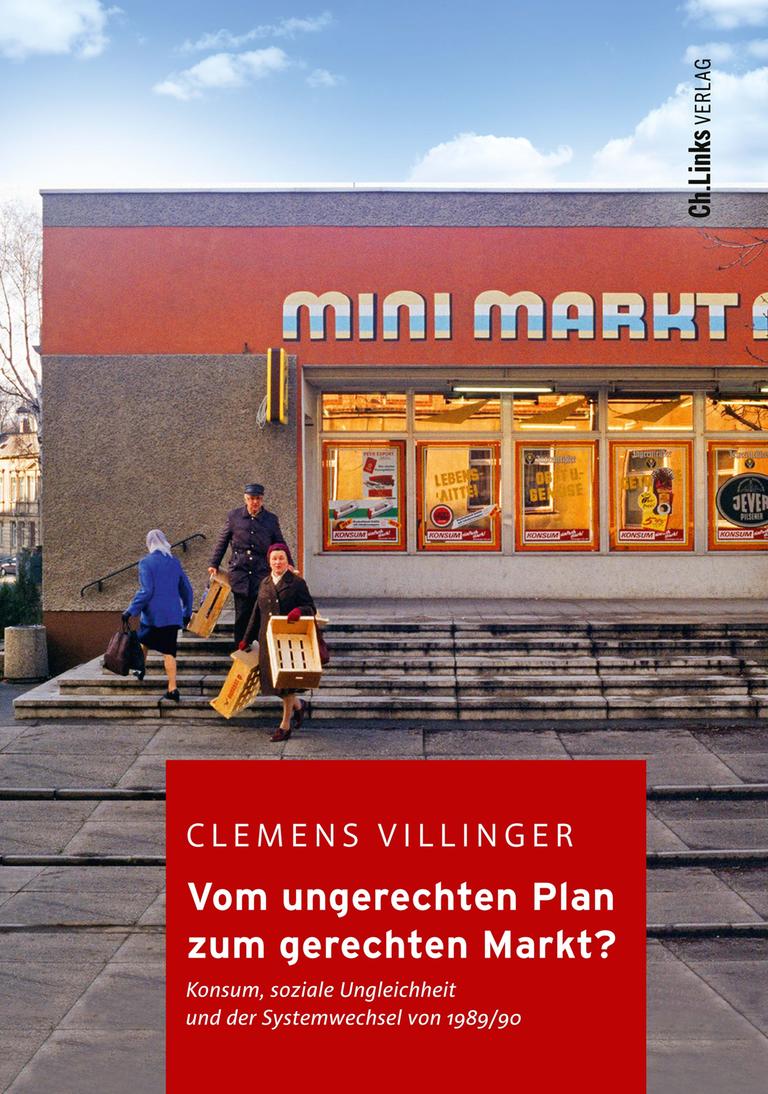 Das Cover des Buchs „Vom ungerechten Plan zum gerechten Markt?“ von Clemens Villinger zeigt Menschen mit leeren Obstkisten vor einem Supermarkt.
Das Cover des Buchs „Vom ungerechten Plan zum gerechten Markt?“ von Clemens Villinger zeigt Menschen mit leeren Obstkisten vor einem Supermarkt.