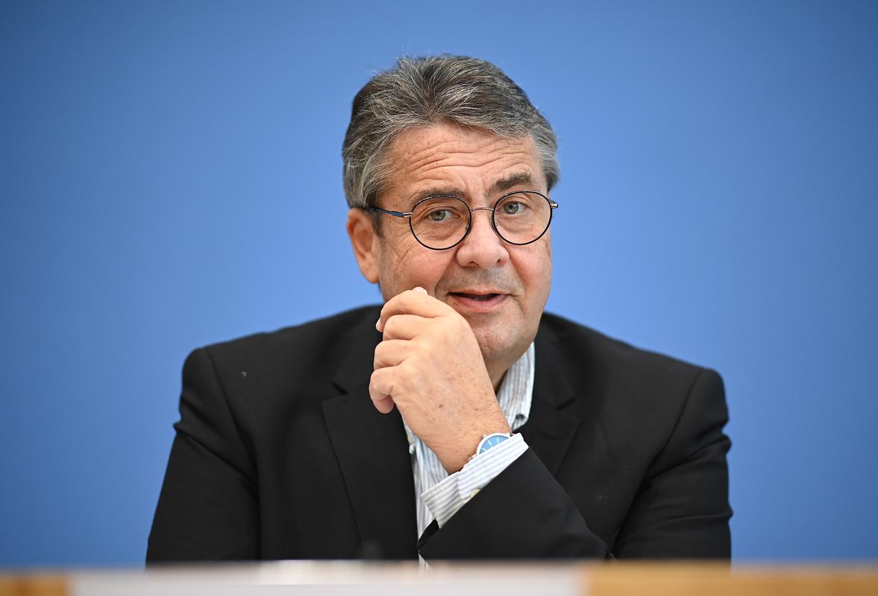 Sigmar Gabriel, Vorsitzender der Atlantik-Brücke, bei einer Pressekonferenz. Sigmar Gabriel, Vorsitzender der Atlantik-Brücke, bei einer Pressekonferenz.