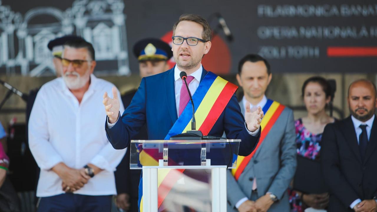 Der Bürgermeister von Temeswar, Dominic Fritz, hält eine Rede. Der Bürgermeister von Temeswar, Dominic Fritz, hält eine Rede.