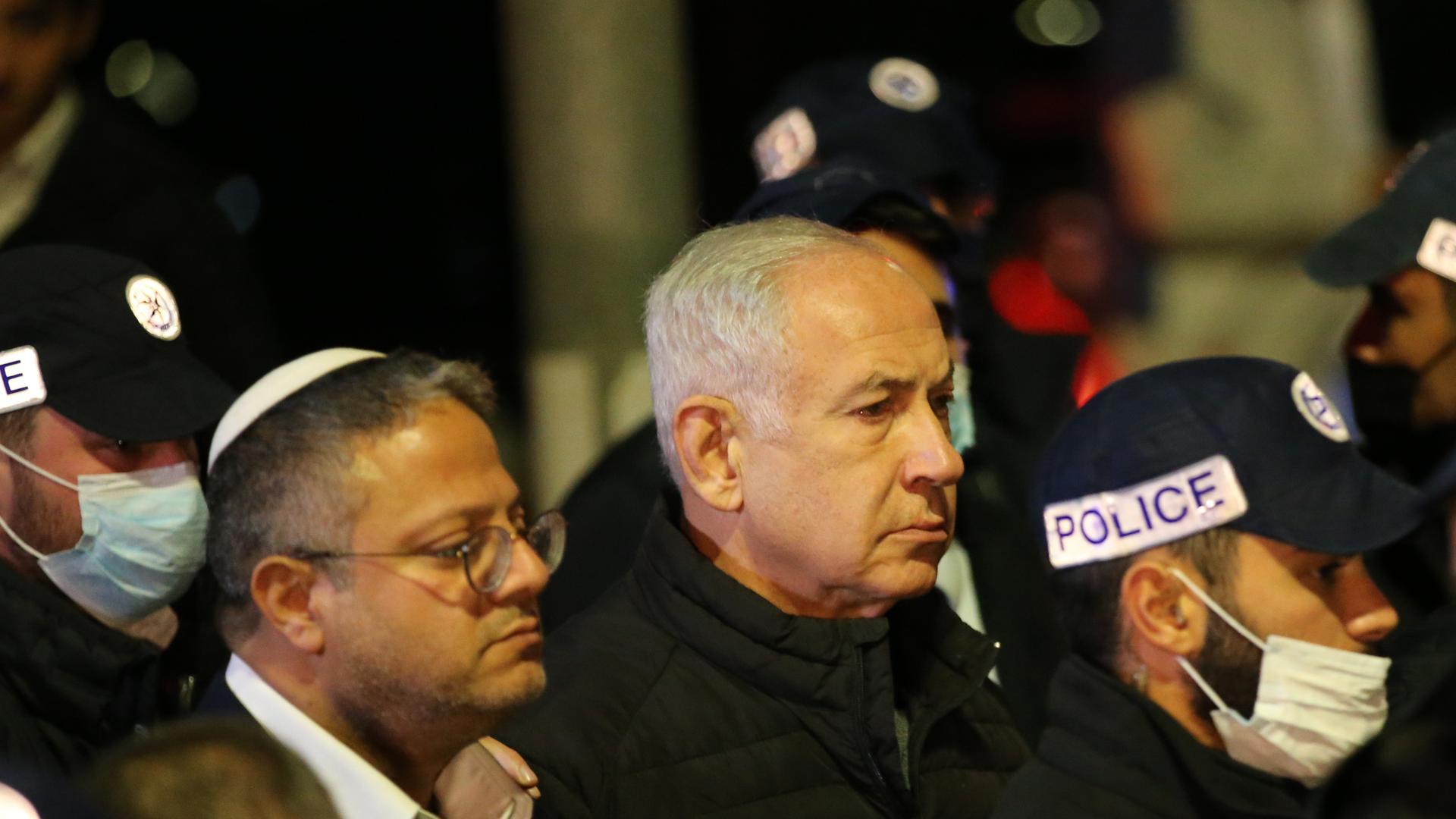 Der israelische Premier Benjamin Netanyahu mit Itamar Ben-Gvir, Minister für Nationale Sicherheit, nach dem Anschlag in Israel am 27. Januar 2023 in Jerusalem 
