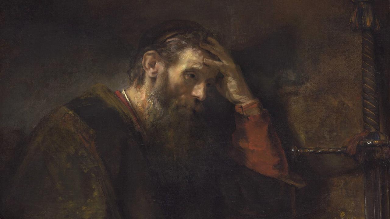 Der Apostel Paulus auf einem Gemälde von Rembrandt, enstanden wahrscheinlich im Jahr 1657. Paulus sitzt in seiner Zelle und stützt gedankenschwer seinen Kopf in eine Hand, in der anderen hält er einen Federkiel. 