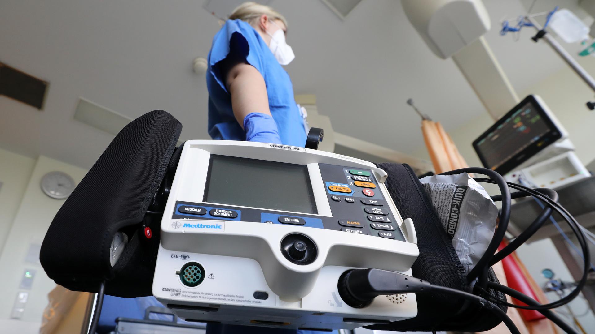 In der Kardiologischen Wacheinheit am Klinikum Südstadt Rostock trägt Jenny-Lee Hocher, Pflegerin, einen Defibrilator. Bei der Vorstellung des Barmer-Pflegereports am 24.02.2022 in Schwerin wird darüber informiert, welche konkreten Entwicklungen in der Pflege bis 2030 zu erwarten sind. Neue Hochrechnungen zeigen, dass in deutlich mehr Pflegebedürftige im Land versorgt werden müssen, als bislang angenommen. Damit vergröÃert sich auch der Bedarf an Pflegekräften. In der Kardiologischen Wacheinheit am Klinikum Südstadt Rostock trägt Jenny-Lee Hocher, Pflegerin, einen Defibrilator. Bei der Vorstellung des Barmer-Pflegereports am 24.02.2022 in Schwerin wird darüber informiert, welche konkreten Entwicklungen in der Pflege bis 2030 zu erwarten sind. Neue Hochrechnungen zeigen, dass in deutlich mehr Pflegebedürftige im Land versorgt werden müssen, als bislang angenommen. Damit vergröÃert sich auch der Bedarf an Pflegekräften.