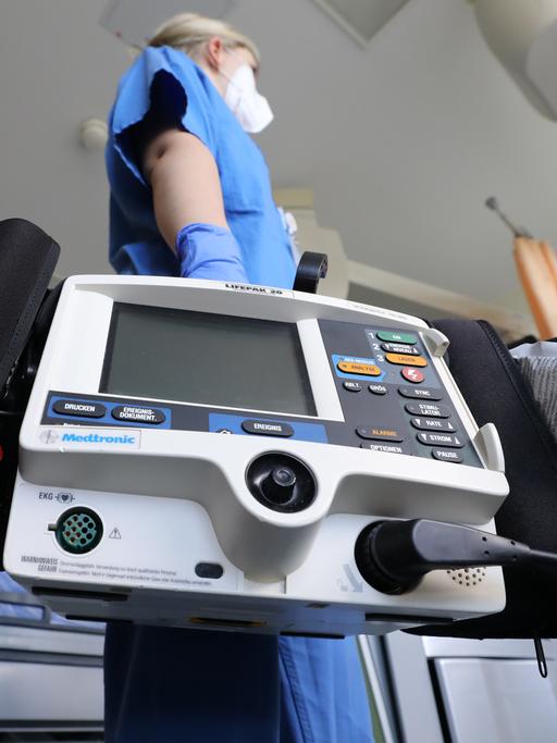 In der Kardiologischen Wacheinheit am Klinikum Südstadt Rostock trägt Jenny-Lee Hocher, Pflegerin, einen Defibrilator. Bei der Vorstellung des Barmer-Pflegereports am 24.02.2022 in Schwerin wird darüber informiert, welche konkreten Entwicklungen in der Pflege bis 2030 zu erwarten sind. Neue Hochrechnungen zeigen, dass in deutlich mehr Pflegebedürftige im Land versorgt werden müssen, als bislang angenommen. Damit vergröÃert sich auch der Bedarf an Pflegekräften.