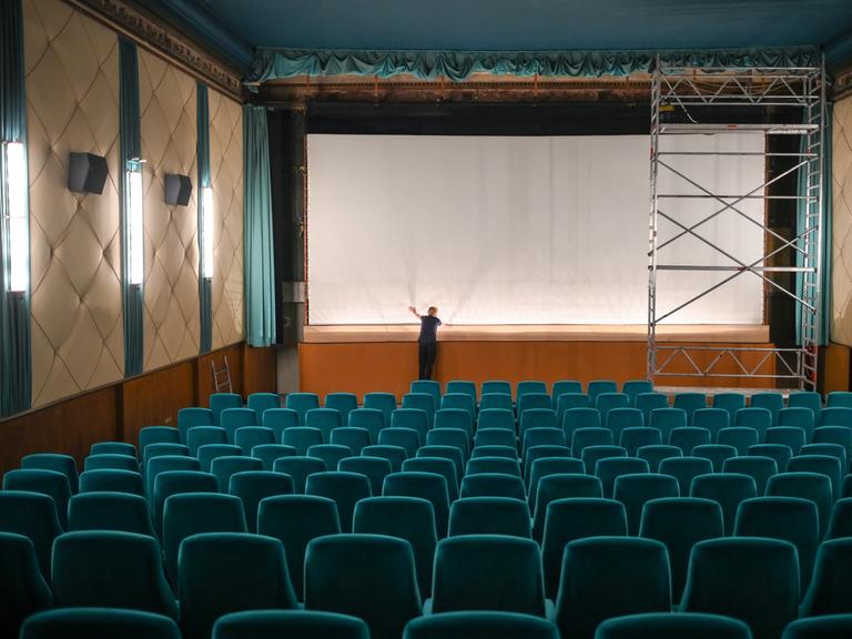 Ein Kinosaal mit türkisfarbenen Sesseln