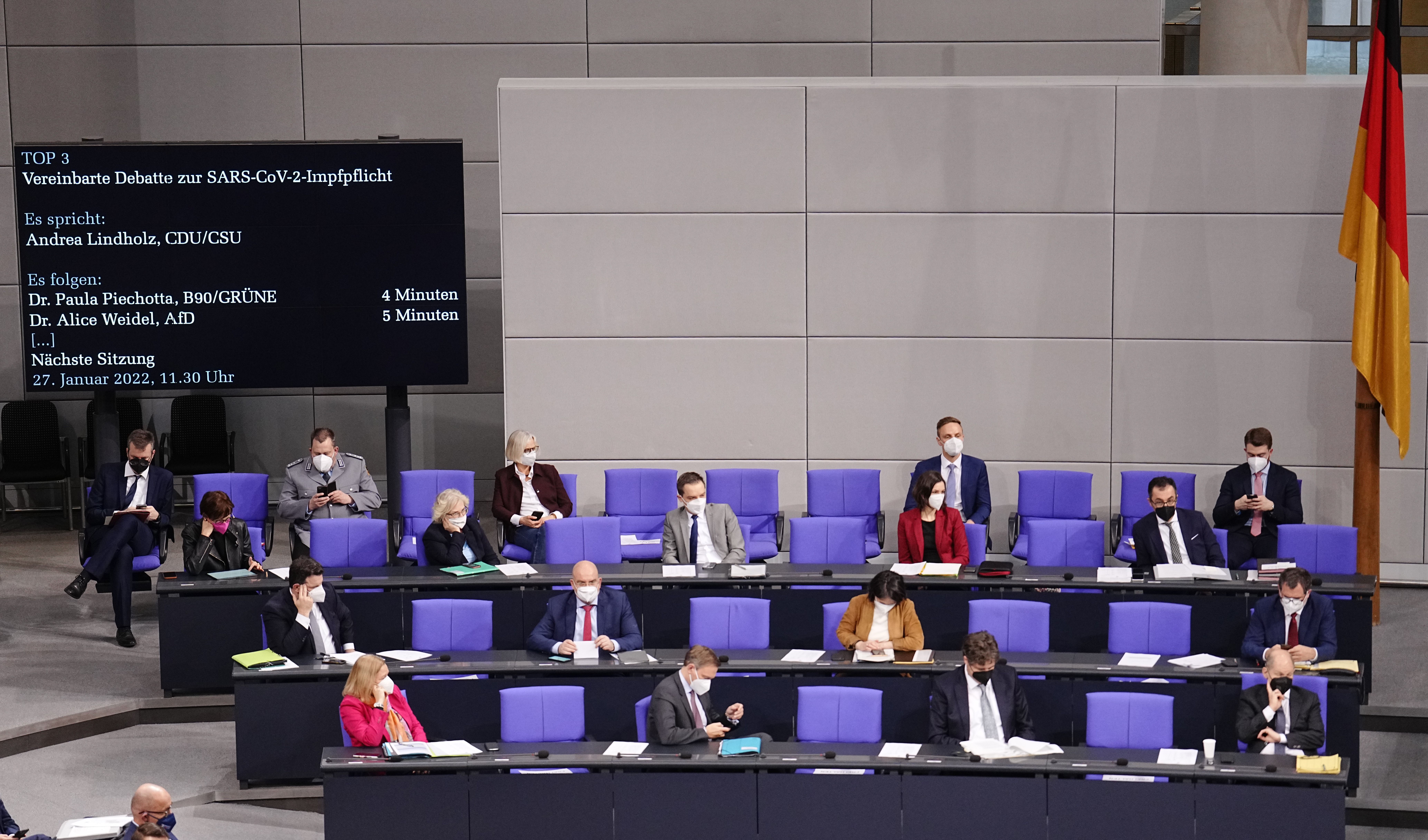 Mitglieder der Bundesregierung mit Bundeskanzler Olaf Scholz (SPD) bei der Orientierungsdebatte zu einer SARS-CoV-2-Impfpflicht im Bundestag.