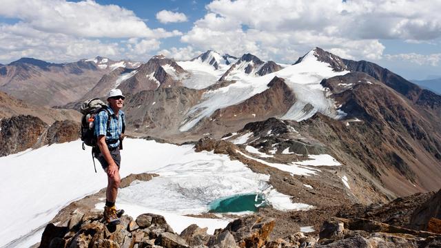 Wanderer vor Alpenpanorama nahe der Fundstelle der Gletschermumie Ötzi