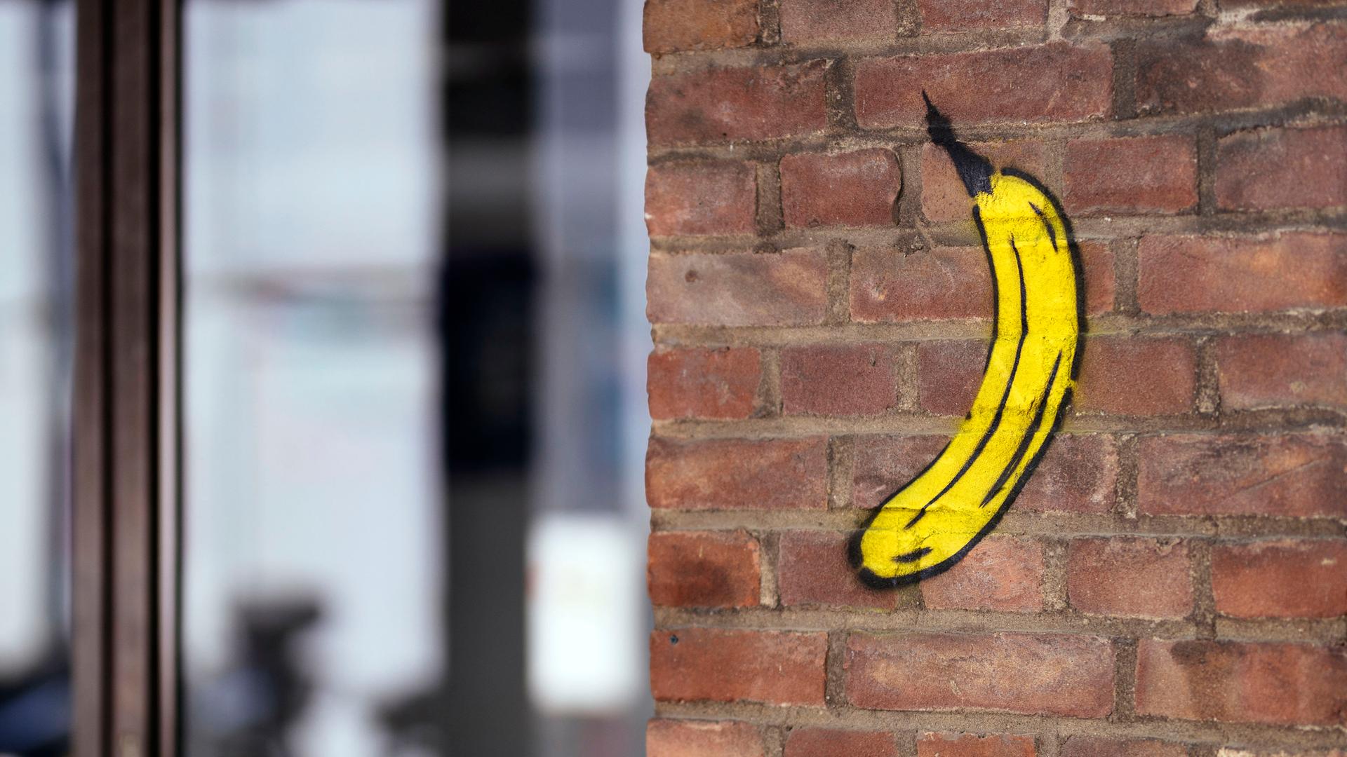 Eine gesprayte Banane des Künstlers Thomas Baumgärtel 