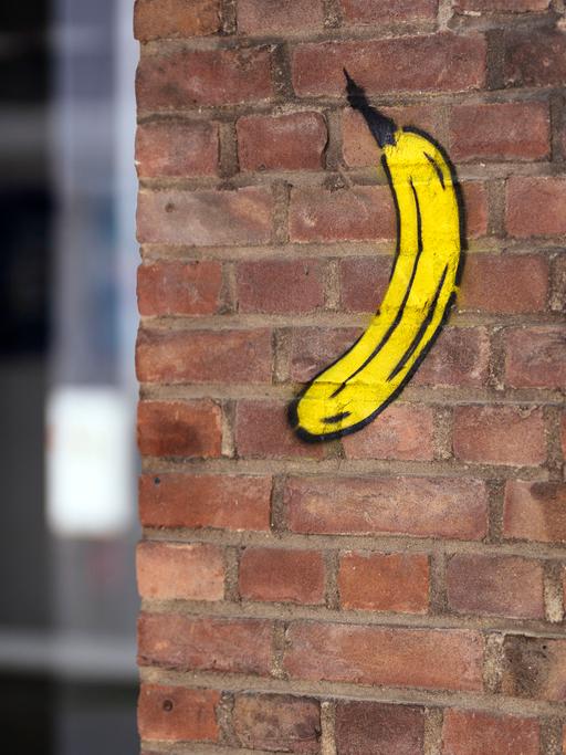 Eine gesprayte Banane des Künstlers Thomas Baumgärtel 