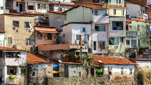 Ein Slum in der brasilianischen Stadt Salvador. Anders als in Lulas ersten Amtszeiten sprudeln die Rohstoffeinnahmen nicht so stark, die Wirtschaft erholt sich erst langsam, die Staatskassen sind leer.