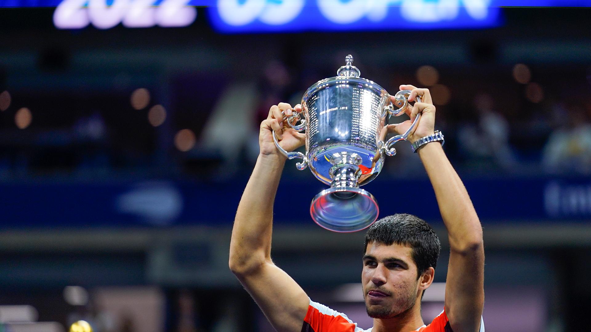 Der Spanier Carlos Alcaraz hält den Pokal in die Luft. Der Spanier Carlos Alcaraz hält den Pokal in die Luft.
