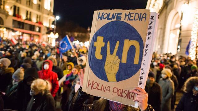 Menschen nehmen an einer Demonstration für freie Medien auf dem Hauptplatz in Krakau teil. Die Demonstranten versammelten sich, nachdem das polnische Parlament unerwartet für ein umstrittenes Medienreformgesetz gestimmt hatte.