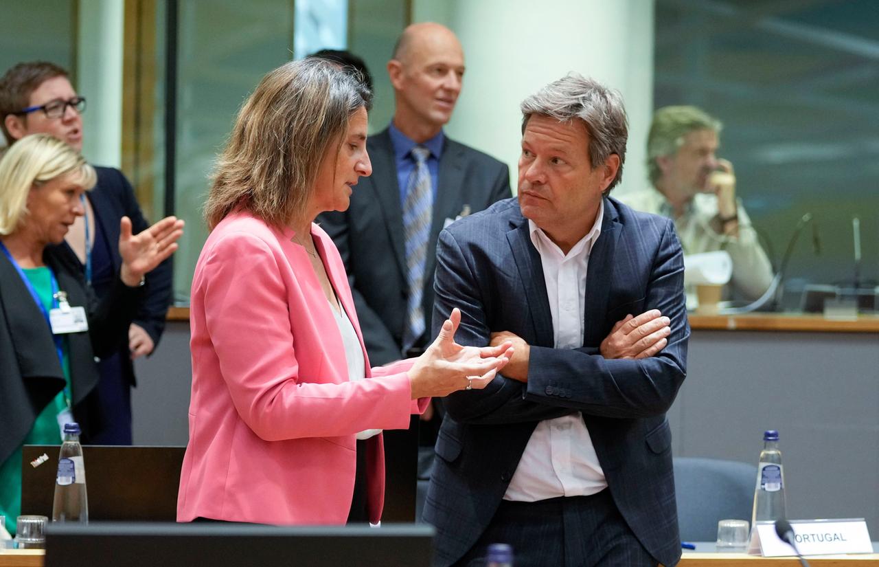 Bundeswirtschaftsminister Habeck spricht bei dem Treffen der EU-Energieminister in Brüssel mit der spanischen Ministerin für ökologischen Wandel, Teresa Ribera.