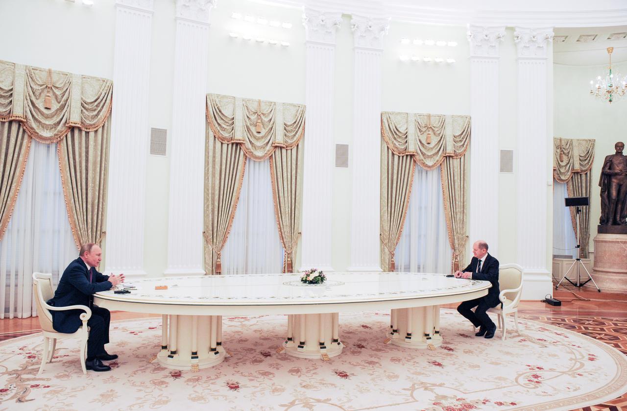 Der russische Präsident Wladimir Putin, sein Tisch und Bundeskanzler Olaf Scholz in Moskau