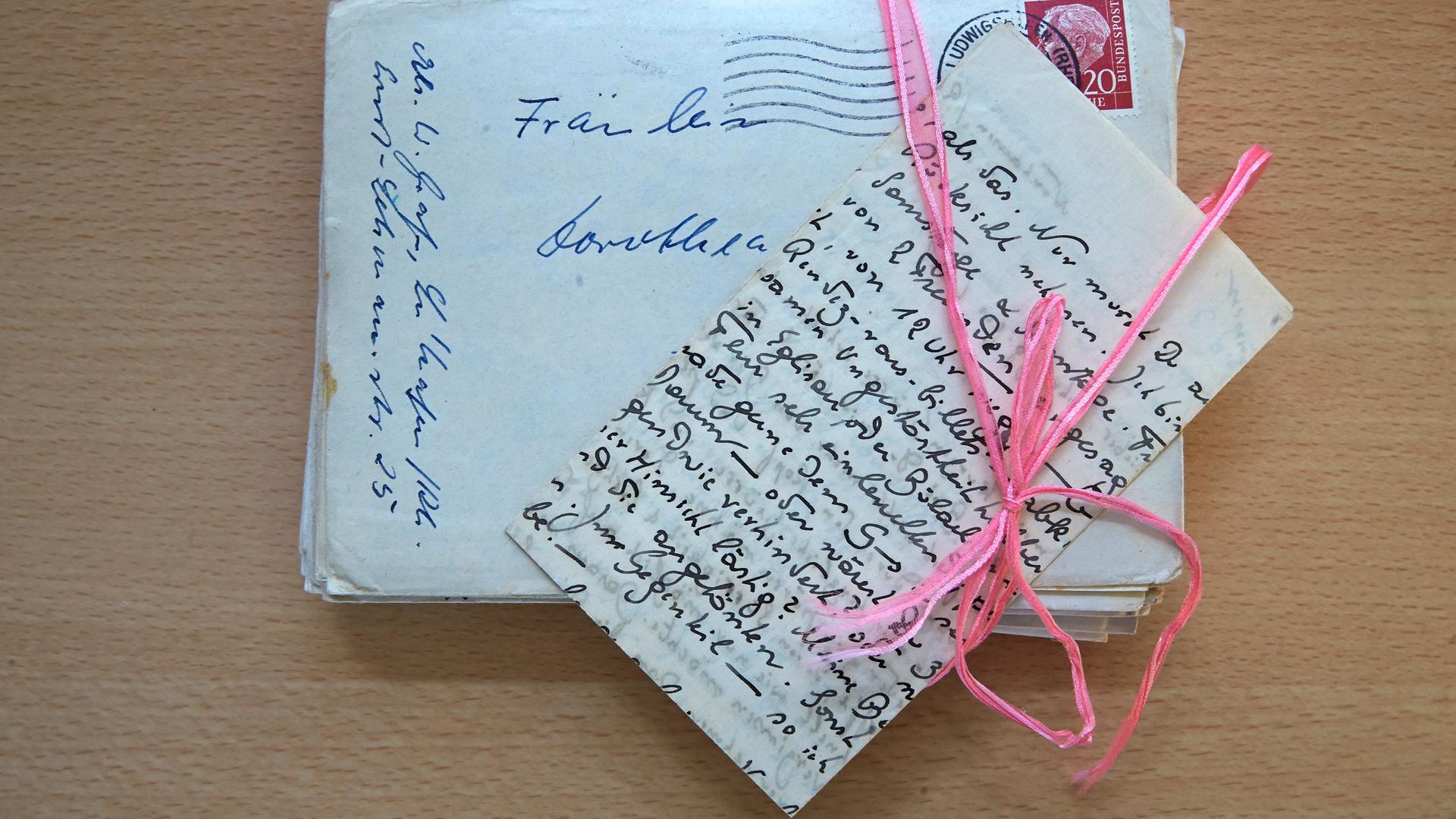 Liebesbriefe sind am 16.04.2015 im Archiv der Professorin Eva Lia Wyss an der Universität in Koblenz (Rheinland-Pfalz) zu sehen. Ihr Liebesbriefarchiv ist nach Universitätsangaben das einzige seiner Art in Deutschland. Foto: Thomas Frey/dpa (Zu dpa/lrs-Korr.-Bericht: «Zeugnisse der Liebe» vom 27.04.2015) +++ dpa-Bildfunk +++ Liebesbriefe sind am 16.04.2015 im Archiv der Professorin Eva Lia Wyss an der Universität in Koblenz (Rheinland-Pfalz) zu sehen. Ihr Liebesbriefarchiv ist nach Universitätsangaben das einzige seiner Art in Deutschland. Foto: Thomas Frey/dpa (Zu dpa/lrs-Korr.-Bericht: «Zeugnisse der Liebe» vom 27.04.2015) +++ dpa-Bildfunk +++