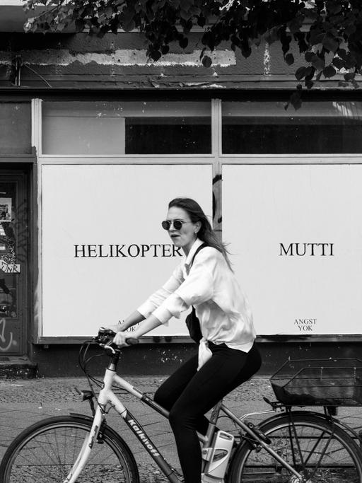 "CANCEL YOUR HELIKOPTER MUTTI" - Schriftzug an einem leerstehenden Geschäft in Berlin-Prenzlauer Berg.