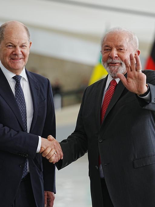Bundeskanzler Olaf Scholz (SPD) wird von Luiz Inacio Lula da Silva vor dessen Amtssitz empfangen. Brasilien ist die letzte Station der Lateinamerika-Reise des Bundeskanzlers. Ziel der Reise ist es, die Zusammenarbeit mit Lateinamerika im Wettbewerb mit Russland und China zu stärken.