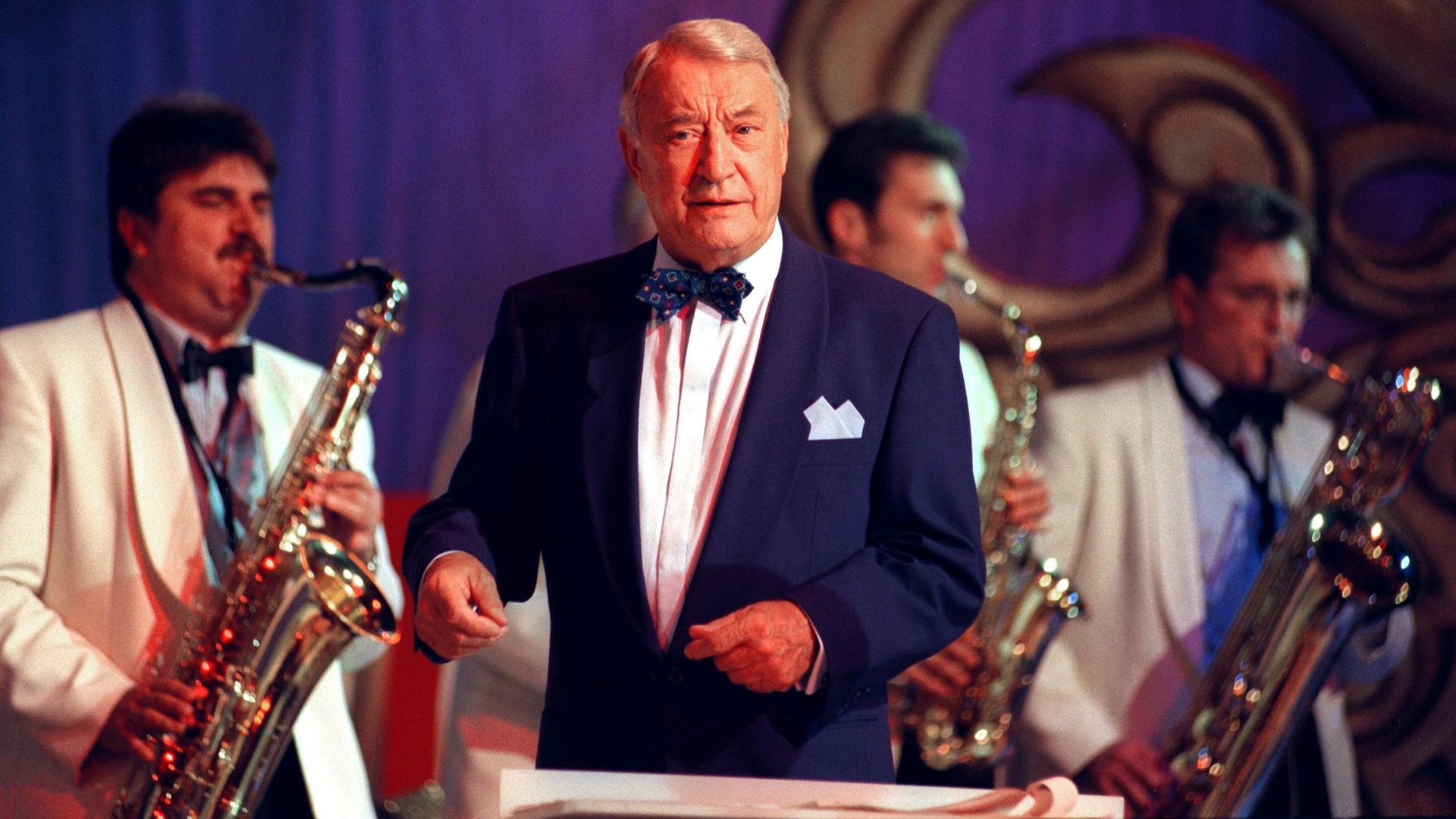 Der Altstar der deutschen Unterhaltungsmusik, Hugo Strasse dirigiert sein Orchester am 20 Juli .1996 beim "Großen Wunschkonzert" in der Münchner Olympiahalle. Der Altstar der deutschen Unterhaltungsmusik, Hugo Strasse dirigiert sein Orchester am 20 Juli .1996 beim "Großen Wunschkonzert" in der Münchner Olympiahalle.
