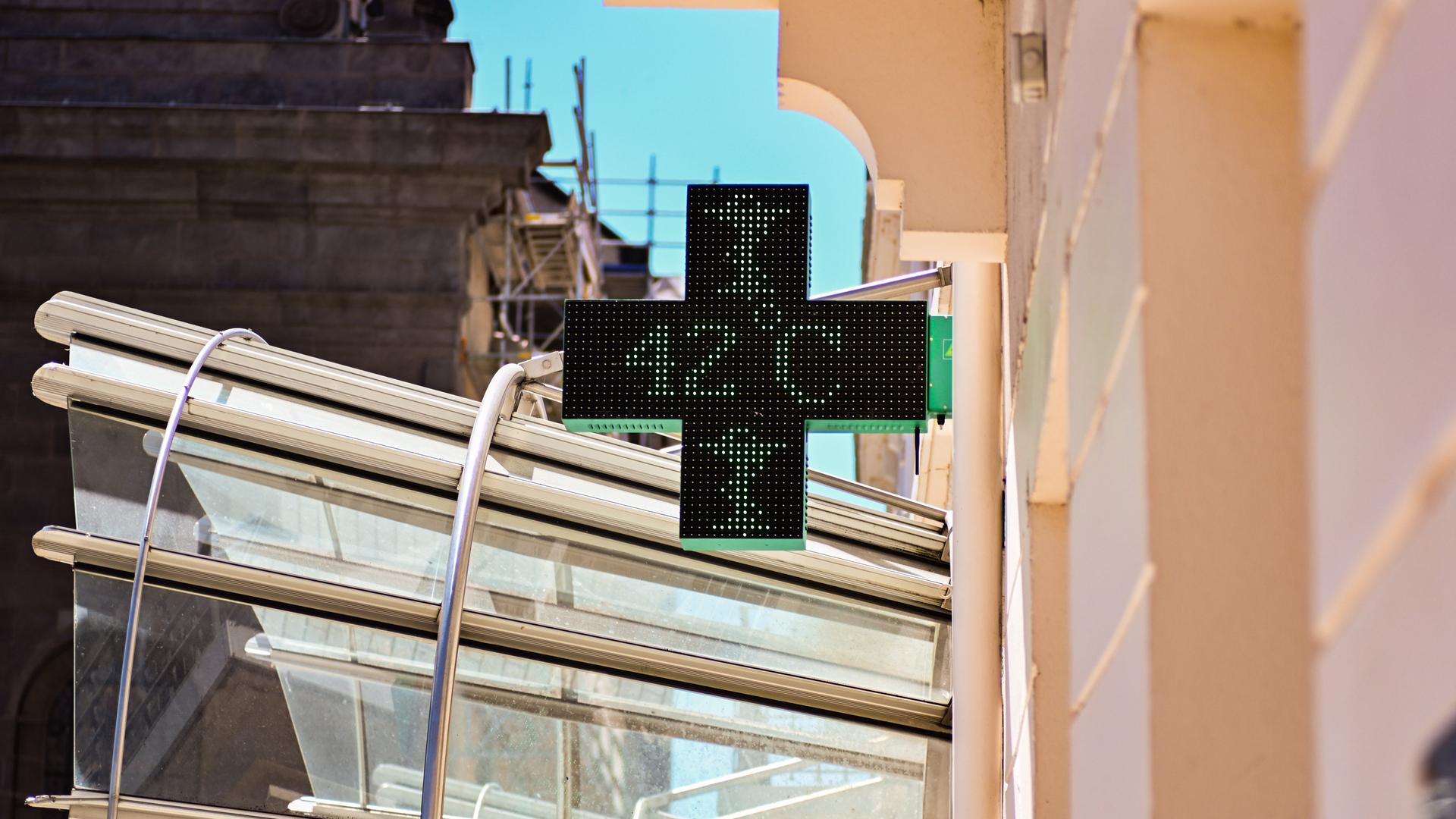 Ein Apothekenschild zeigt 42 Grad Celsius an. Ein Apothekenschild zeigt 42 Grad Celsius an.