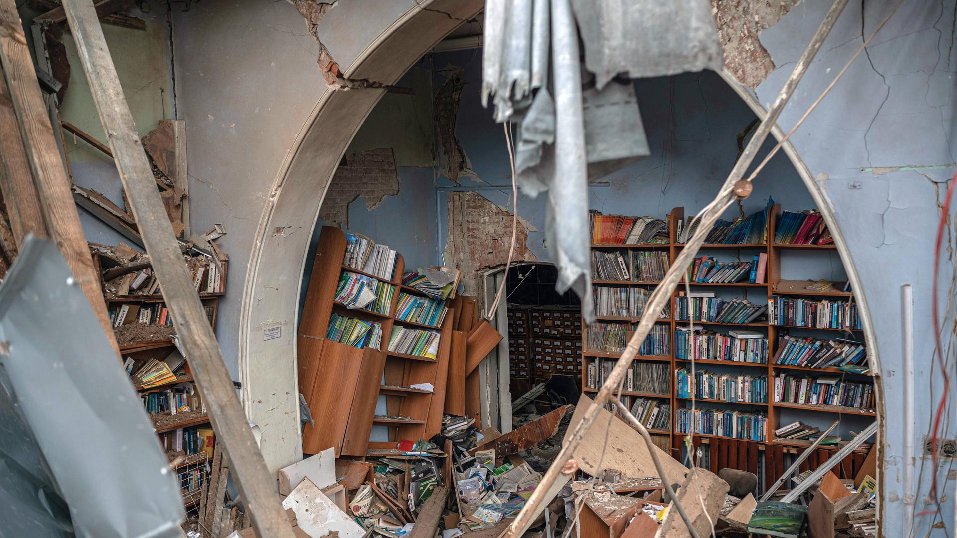 Die zerstörte Bibliothek in Chernihiv nach russischen Luftangriffen. Die zerstörte Bibliothek in Chernihiv nach russischen Luftangriffen.