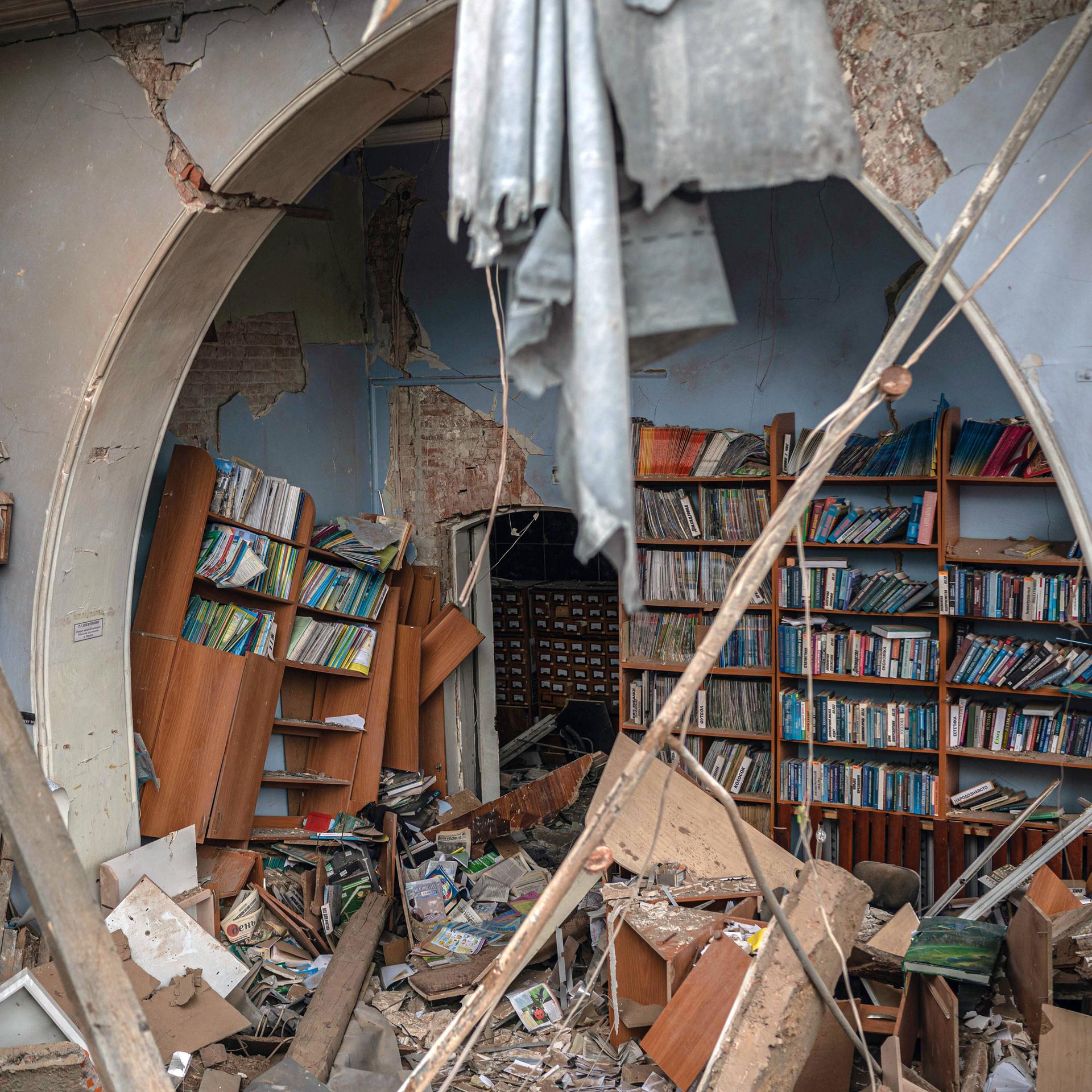 Die zerstörte Bibliothek in Chernihiv nach russischen Luftangriffen, 08.04.2022.