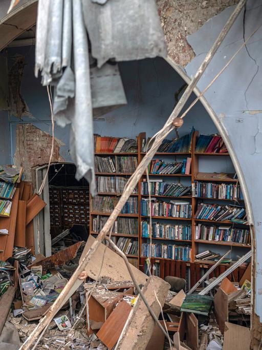 Die zerstörte Bibliothek in Chernihiv nach russischen Luftangriffen.