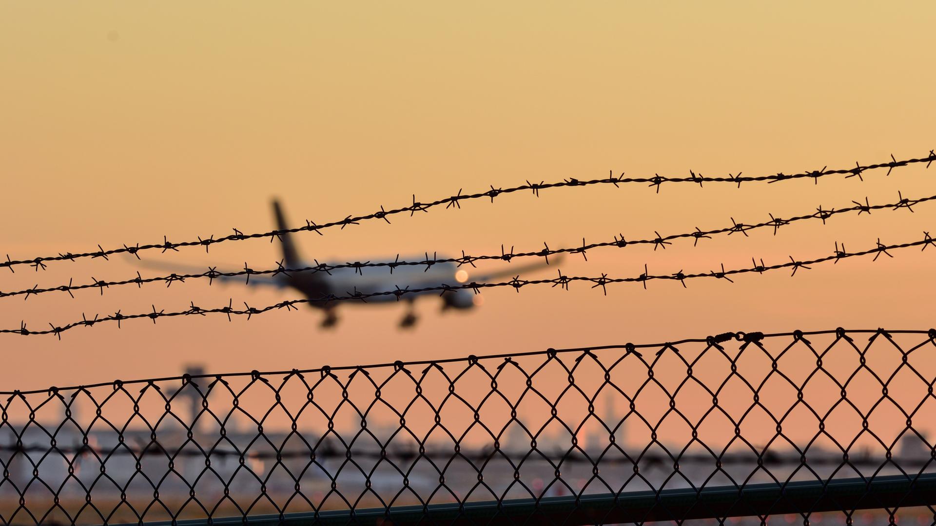 Symbolbild eines Abschiebeflugs. Zu sehen ist ein Flugzeug, das in einen Sonnenuntergang fliegt. Symbolbild eines Abschiebeflugs. Zu sehen ist ein Flugzeug, das in einen Sonnenuntergang fliegt.