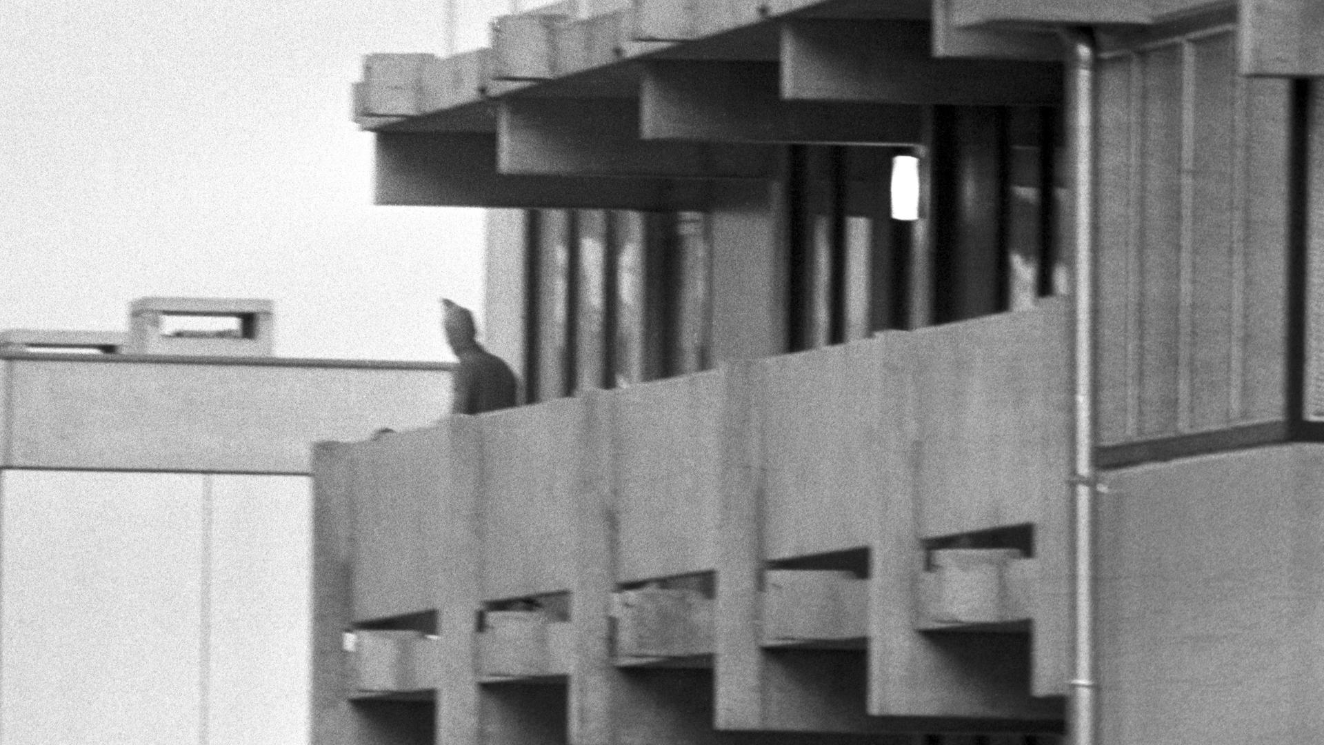Ein vermummter arabischer Terrorist zeigt sich auf dem Balkon des israelischen Mannschaftsquartiers im Olympischen Dorf der Münchner Sommerspiele 1972.