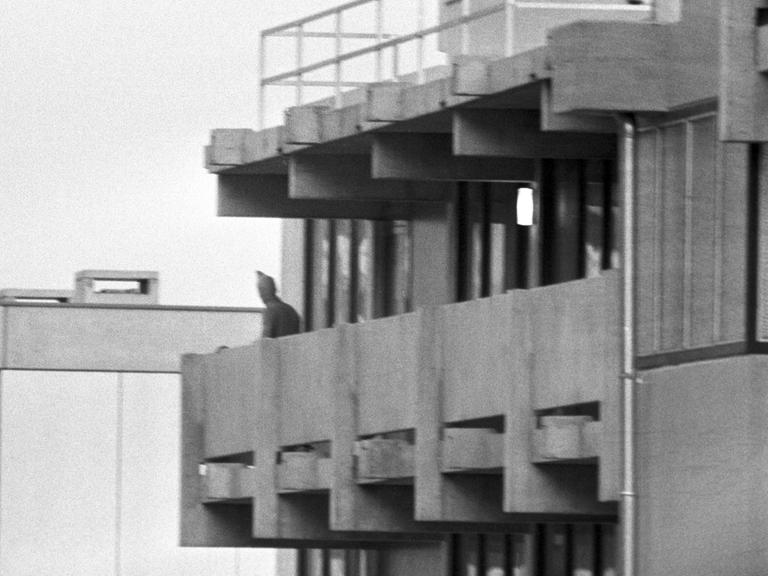 Ein vermummter arabischer Terrorist zeigt sich auf dem Balkon des israelischen Mannschaftsquartiers im Olympischen Dorf der Münchner Sommerspiele 1972.
