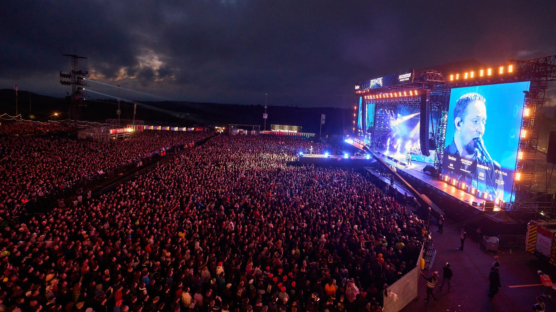 Fans stehen beim Auftritt der dänischen Metal-Band "Volbeat" vor der Hauptbühne des Open-Air-Rockfestivals "Rock am Ring". 