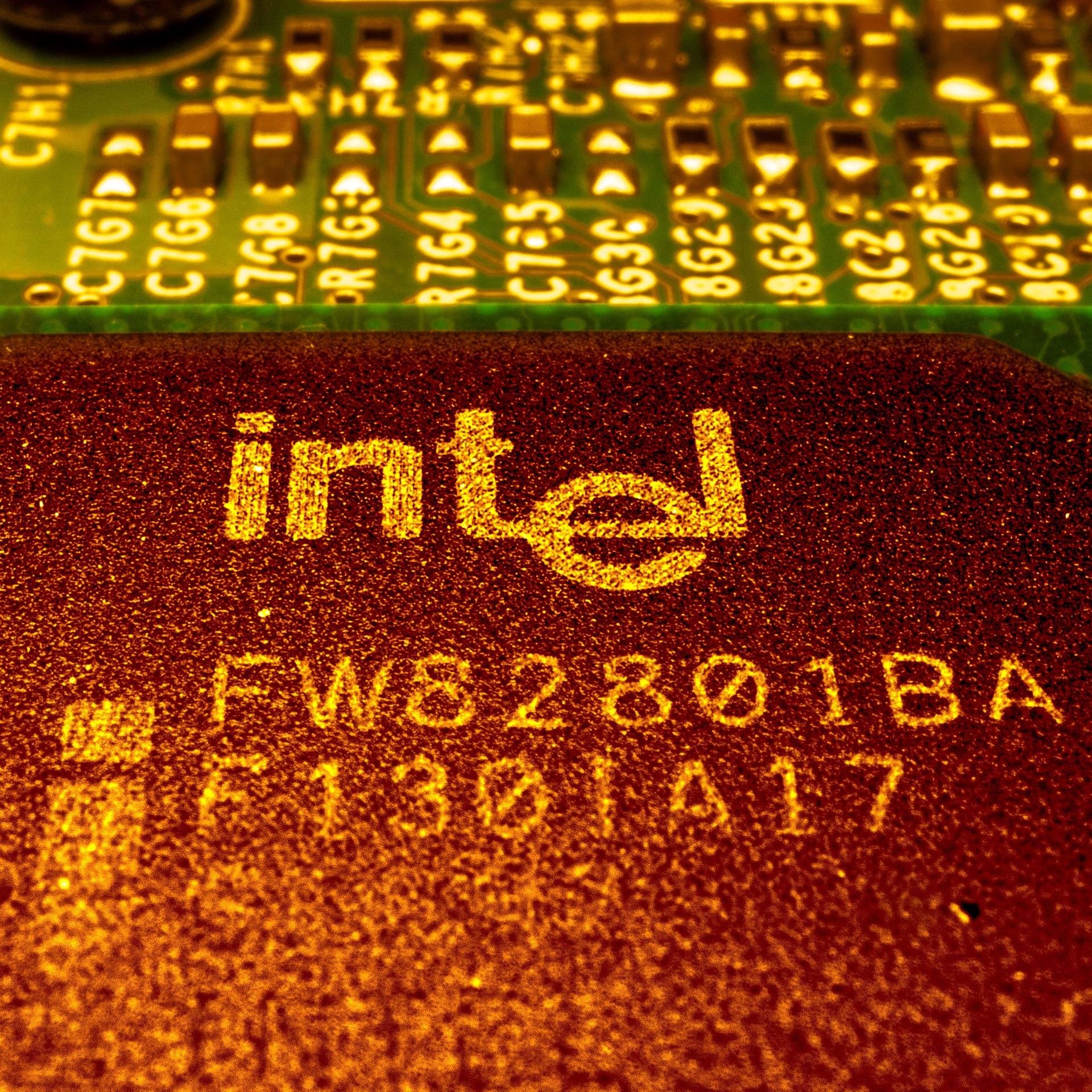 Intel Mikroprozessor (CPU) auf einer Computerplatine.