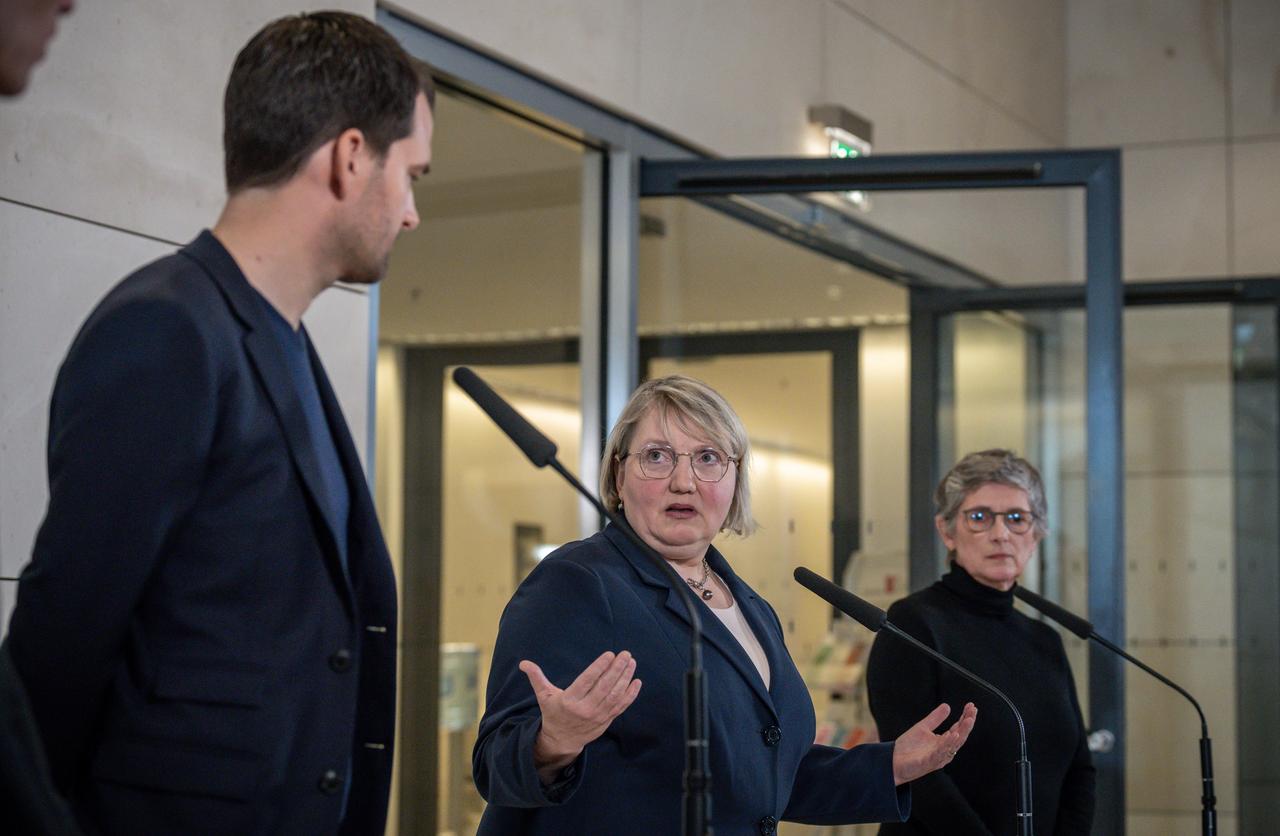 Johannes Vogel (l-r, FDP), Erster Parlamentarischer Geschäftsführer der FDP-Bundestagsfraktion, Katja Mast (SPD) Erste Parlamentarische Geschäftsführerin der SPD-Bundstagsfraktion, und Britta Haßelmann, Bundestags-Fraktionsvorsitzende von Bündnis 90/Die Grünen, geben ein Statement zum Thema Bürgergeld. Johannes Vogel (l-r, FDP), Erster Parlamentarischer Geschäftsführer der FDP-Bundestagsfraktion, Katja Mast (SPD) Erste Parlamentarische Geschäftsführerin der SPD-Bundstagsfraktion, und Britta Haßelmann, Bundestags-Fraktionsvorsitzende von Bündnis 90/Die Grünen, geben ein Statement zum Thema Bürgergeld.