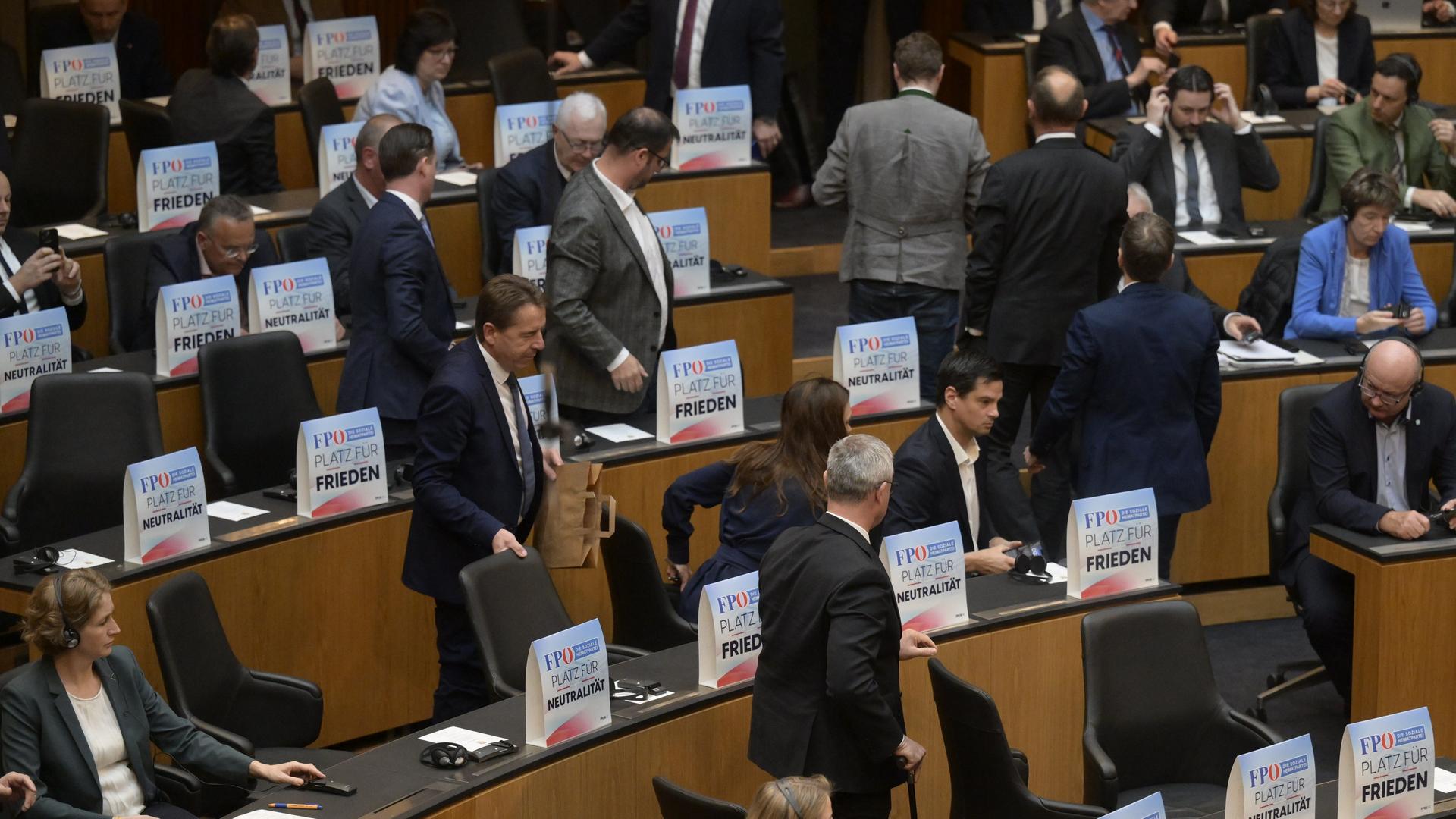 Wien: Abgeordnete der FPÖ verlassen vor einer Video-Ansprache des ukrainischen Präsidenten Selenskyj im österreichischen Parlament demonstrativ den Saal.