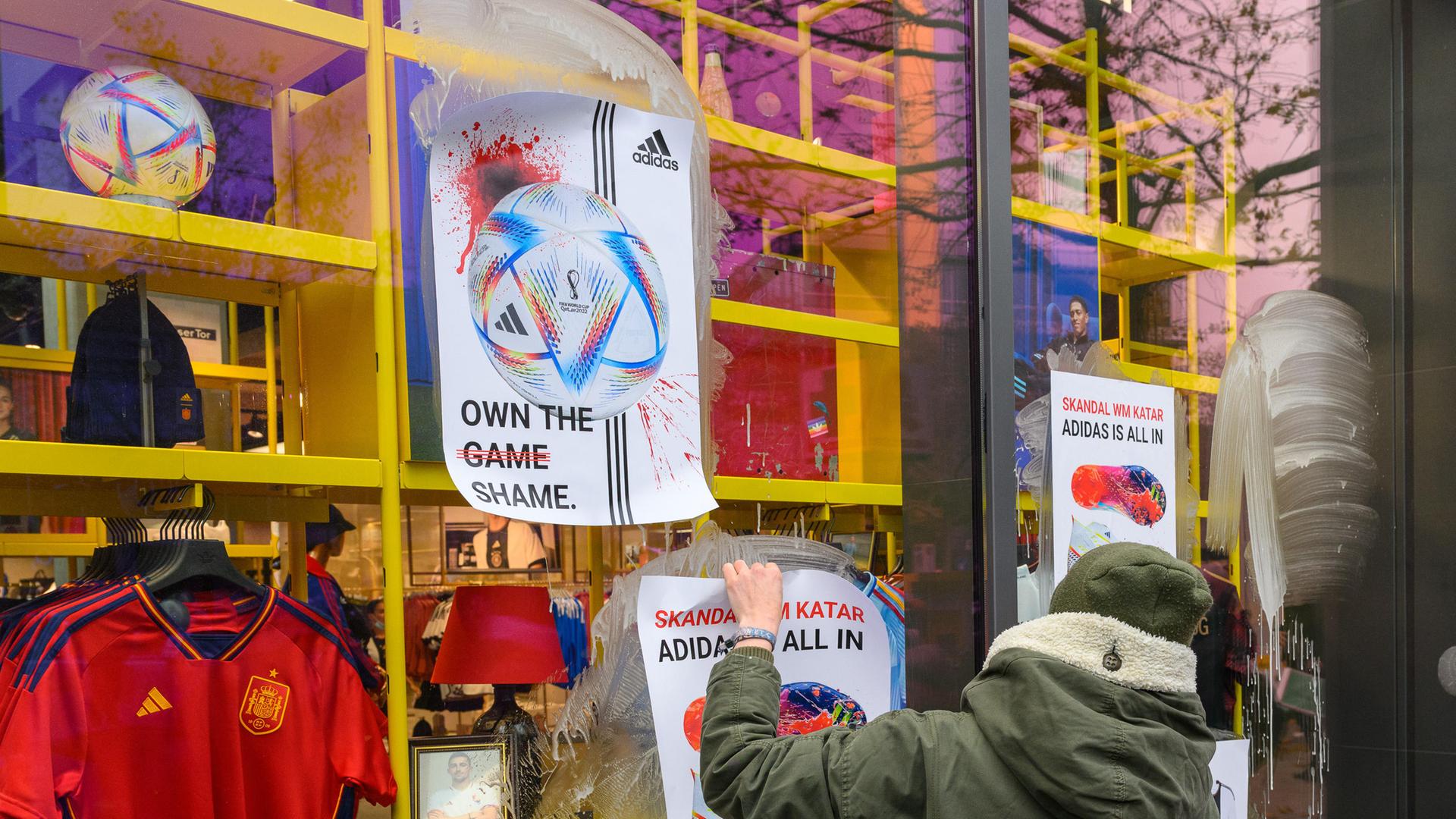 Aktivisten von Extinction Rebellion bekleben das Adidas-Geschäft in Berlin mit Plakaten mit modifizierter Adidas-Werbung. Aktivisten von Extinction Rebellion bekleben das Adidas-Geschäft in Berlin mit Plakaten mit modifizierter Adidas-Werbung.