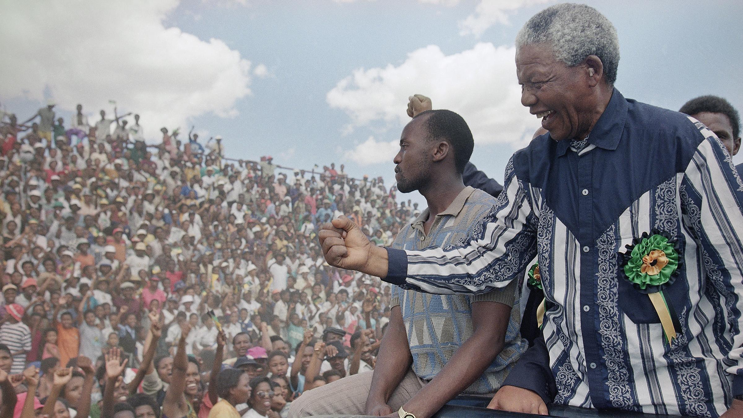 ANC-Präsident Nelson Mandela winkt einer Menschenmenge im Galeshewe Stadion in Südafrika, 1994. 