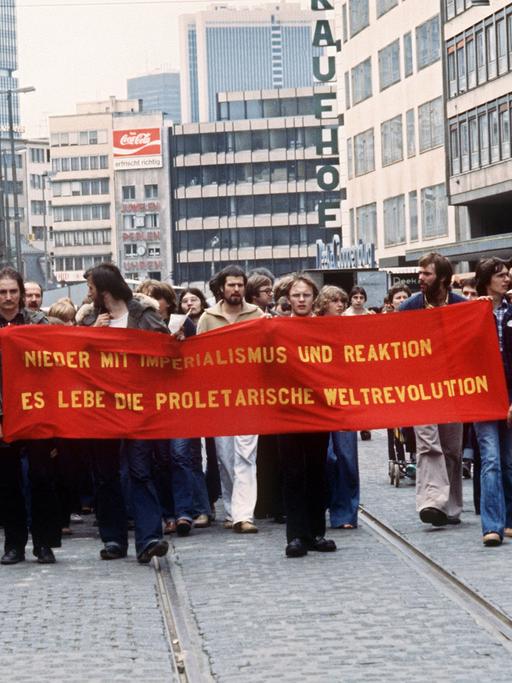 "Nieder mit Imperialismus und Reaktion - Es lebe die proletarische Weltrevolution" steht auf einem roten Spruchband, das Demonstranten an der Spitze eines Protestzuges des Kommunistischen Bundes Westdeutschlands (KBW) im Sommer 1978 auf der Einkaufsmeile Zeil in der Frankfurter Innenstadt mit sich führen. Sie fordern ausserdem den Abzug der US-Militärberater aus Ost-Timor.