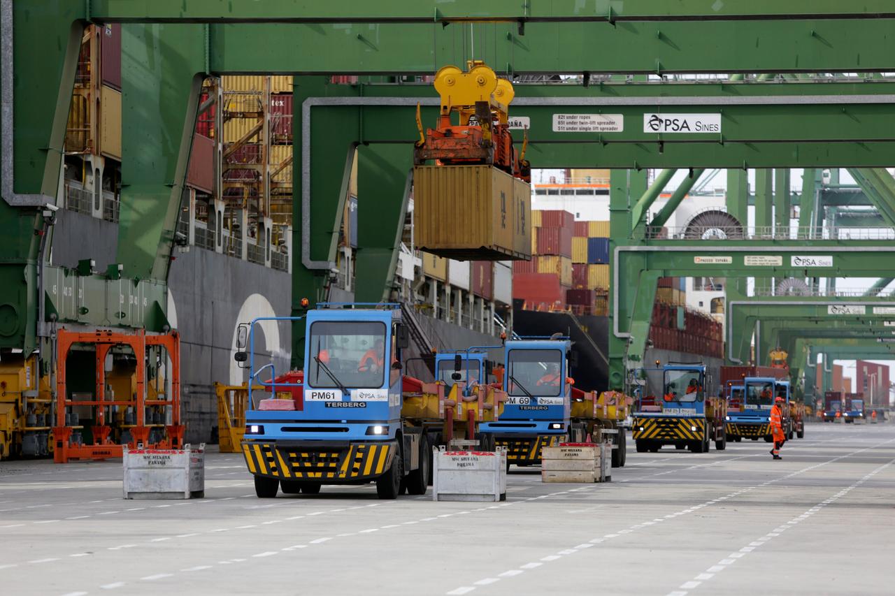 Container werden im portugiesischen Hafen Sines verladen