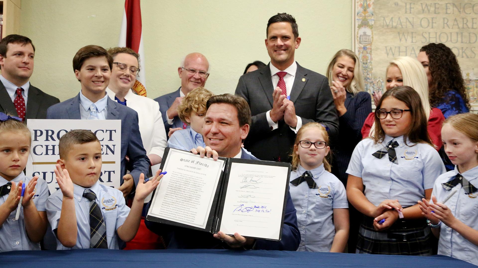 Floridas Governeur Ron de Santis in einer Schulklasse mit einer Erklärung zu Elternrechten. Floridas Governeur Ron de Santis in einer Schulklasse mit einer Erklärung zu Elternrechten.