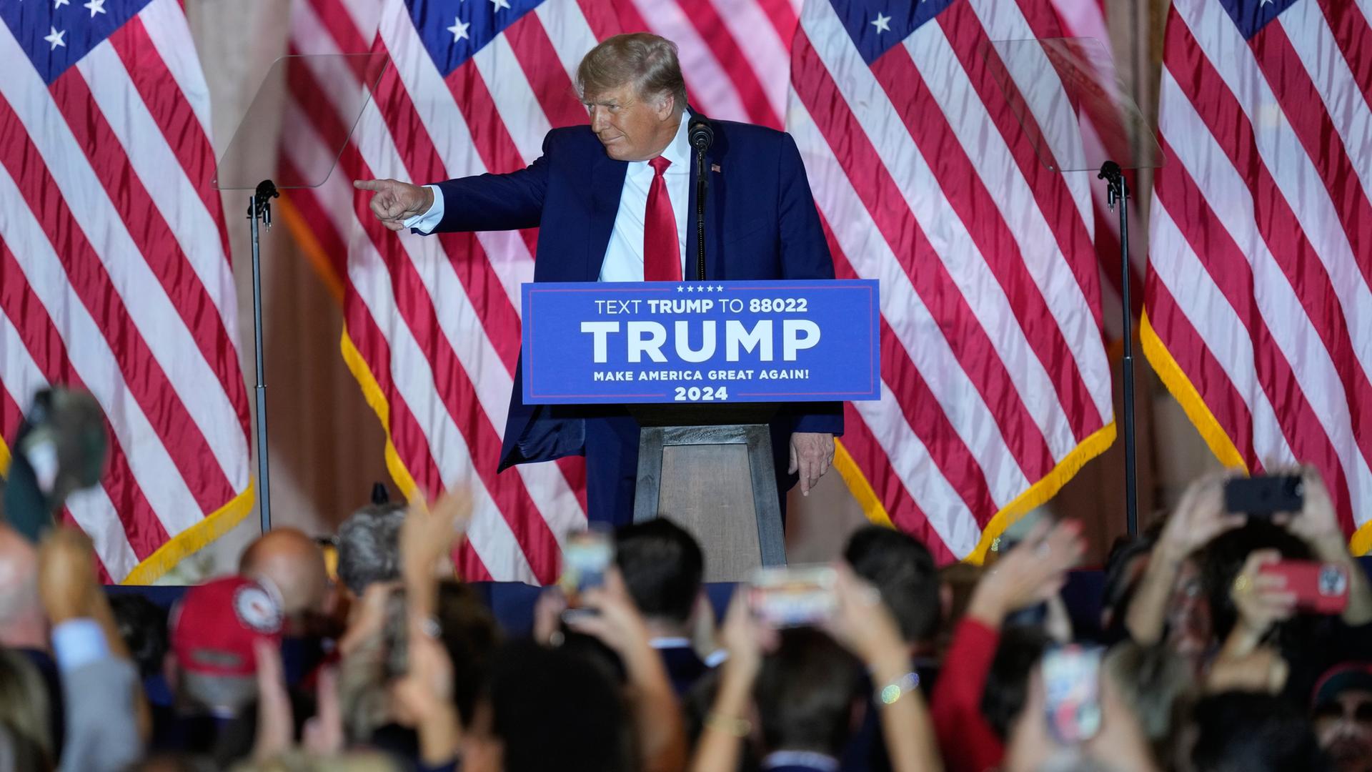 Der frühere US-Präsident Donald Trump an einem Renderpult, vor ihm stehen Anhänger.