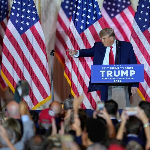 Der frühere US-Präsident Donald Trump an einem Renderpult, vor ihm stehen Anhänger.