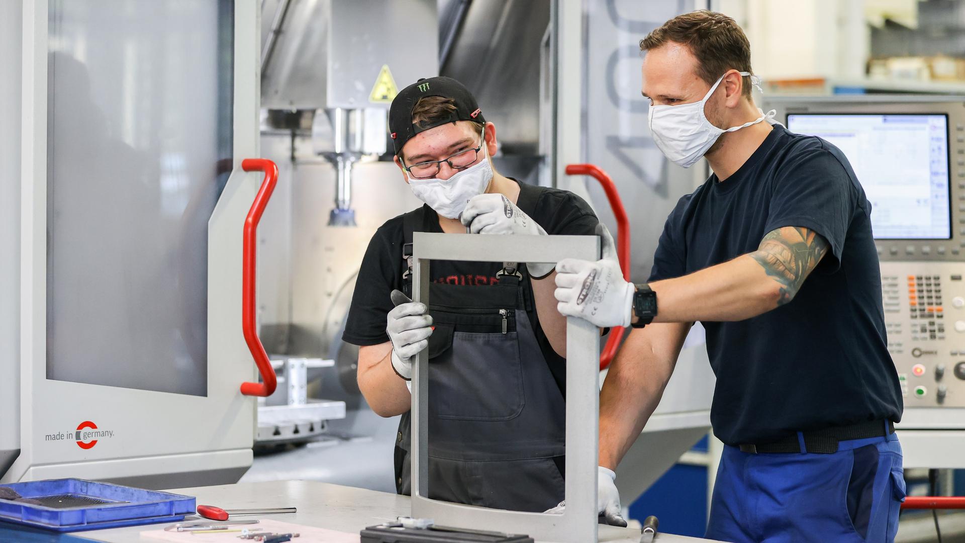 Markus Aurich (l), Auszubildender, prüft unter Anleitung von Marcel Woitynek, Gruppenleiter, eine Ofentür nach deren Bearbeitung in einer CNC-Fräse in einer Behindertenwerkstatt. Mit einem bundesweit einmaligen Qualifizierungsprojekt will Sachsen neue Wege bei der Inklusion gehen. Ãber einen Zeitraum von zwei Jahren können Menschen mit Handicap mithilfe von 93 sogenannten Praxisbausteinen einen anerkannten Berufsabschluss machen. Die Partner-Werkstätten Chemnitz gehört zu den sachsenweit mehr als 30 Werkstätten, die sich bereits an dem Projekt beteiligen. Markus Aurich (l), Auszubildender, prüft unter Anleitung von Marcel Woitynek, Gruppenleiter, eine Ofentür nach deren Bearbeitung in einer CNC-Fräse in einer Behindertenwerkstatt. Mit einem bundesweit einmaligen Qualifizierungsprojekt will Sachsen neue Wege bei der Inklusion gehen. Ãber einen Zeitraum von zwei Jahren können Menschen mit Handicap mithilfe von 93 sogenannten Praxisbausteinen einen anerkannten Berufsabschluss machen. Die Partner-Werkstätten Chemnitz gehört zu den sachsenweit mehr als 30 Werkstätten, die sich bereits an dem Projekt beteiligen.