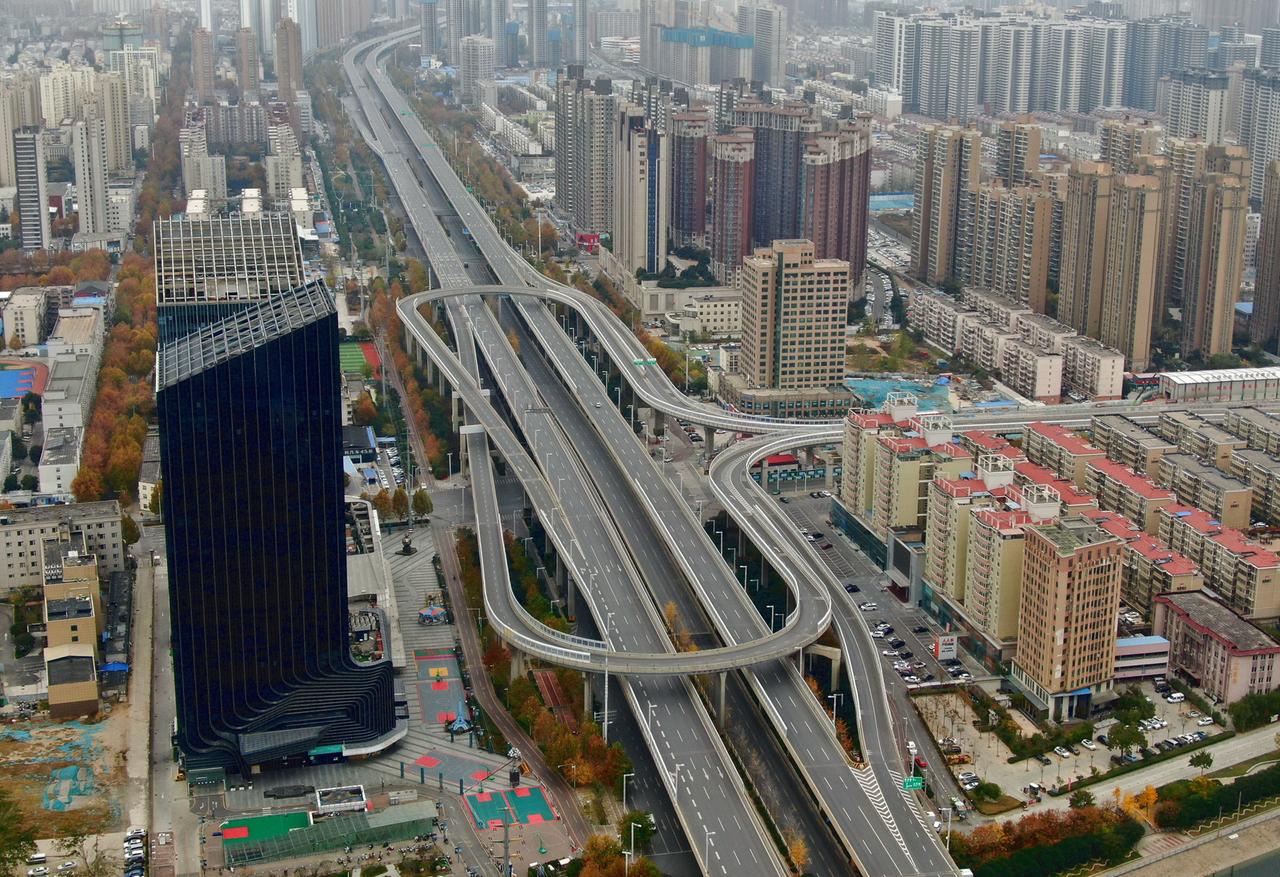 Eine Luftaufnahme aus Zhengzhou in der chinesischen Provinz Henan zeigt eine große leere Autostraße sowie Straßenzüge ohne Menschen während des strikten Covid-Lockdowns.