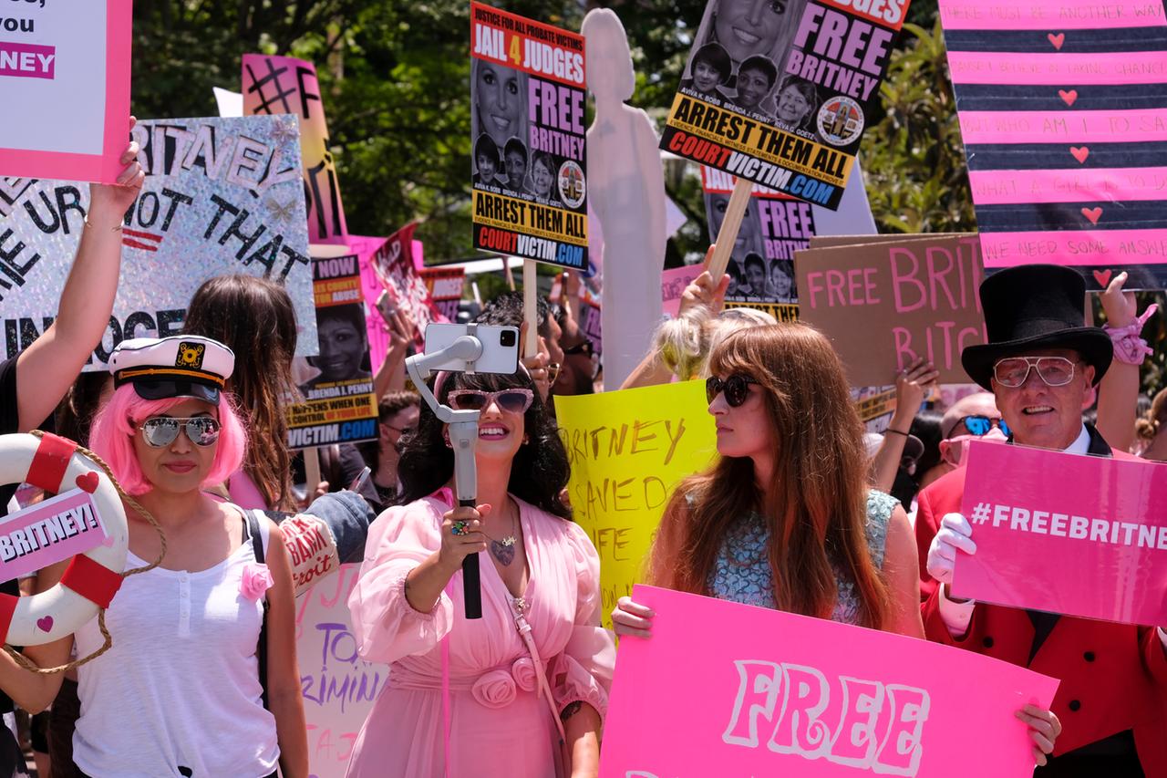 Demonstranten mit rosa Plakaten auf denen "Free Britney" steht. Demonstranten mit rosa Plakaten auf denen "Free Britney" steht.