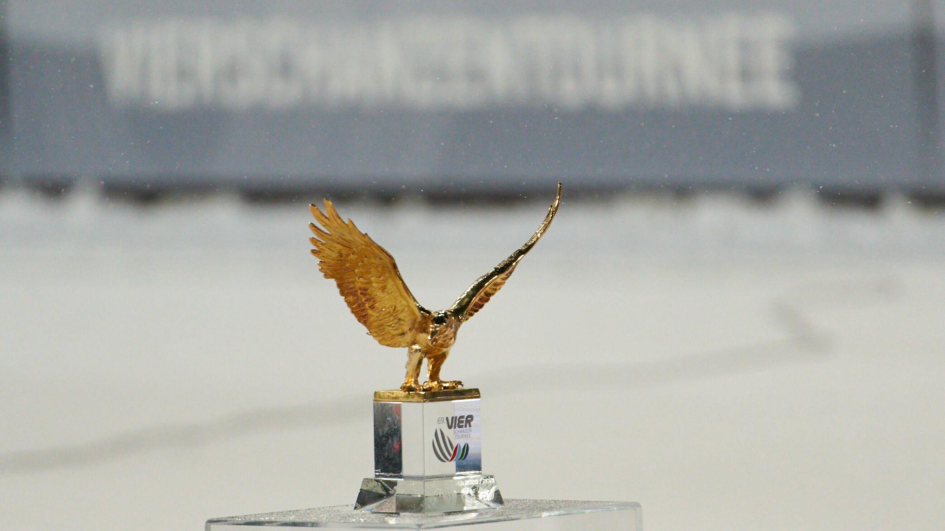 Die Trophäe der Vierschanzentournee der Männer, ein goldener Adler. Die Trophäe der Vierschanzentournee der Männer, ein goldener Adler.