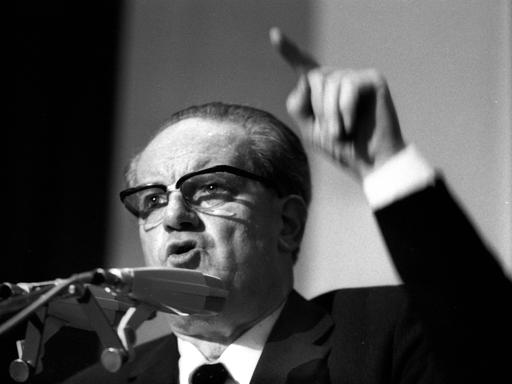 Historische schwarz-weiß Aufnahme: Herbert Wehner hält eine seiner fulminanten und berüchtigten Reden auf dem Außerordentlichen Parteitag in Bad Godesberg 1971.