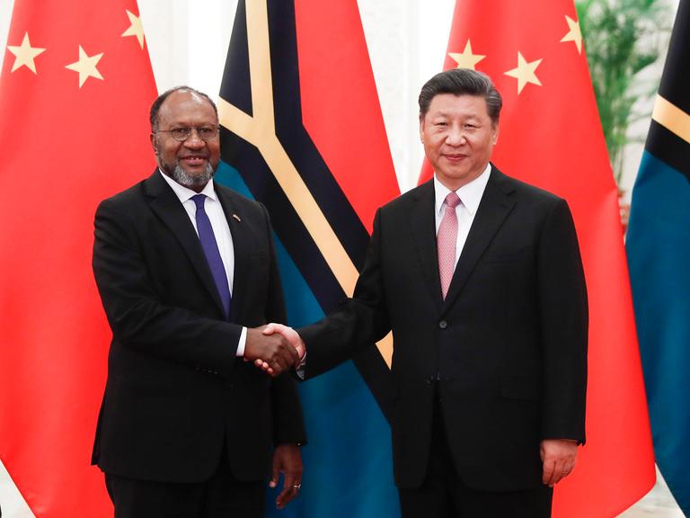 Chinas Staatschef Xi Jinping empfing Vanuatu-Premier Charlot Salwai 2019 in der Großen Halle des Volkes in Peking am 28. Mai 2019. Die beiden Politiker reichen sich die Hände. 